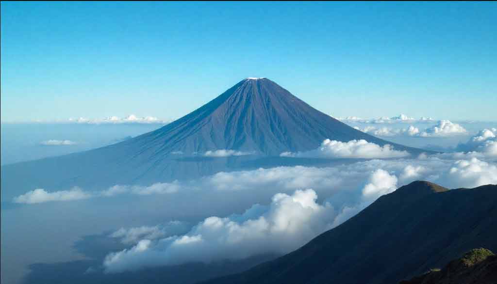 Menjelajahi Keindahan Gunung Rinjani: Pesona Alam dan Tantangan Pendakian